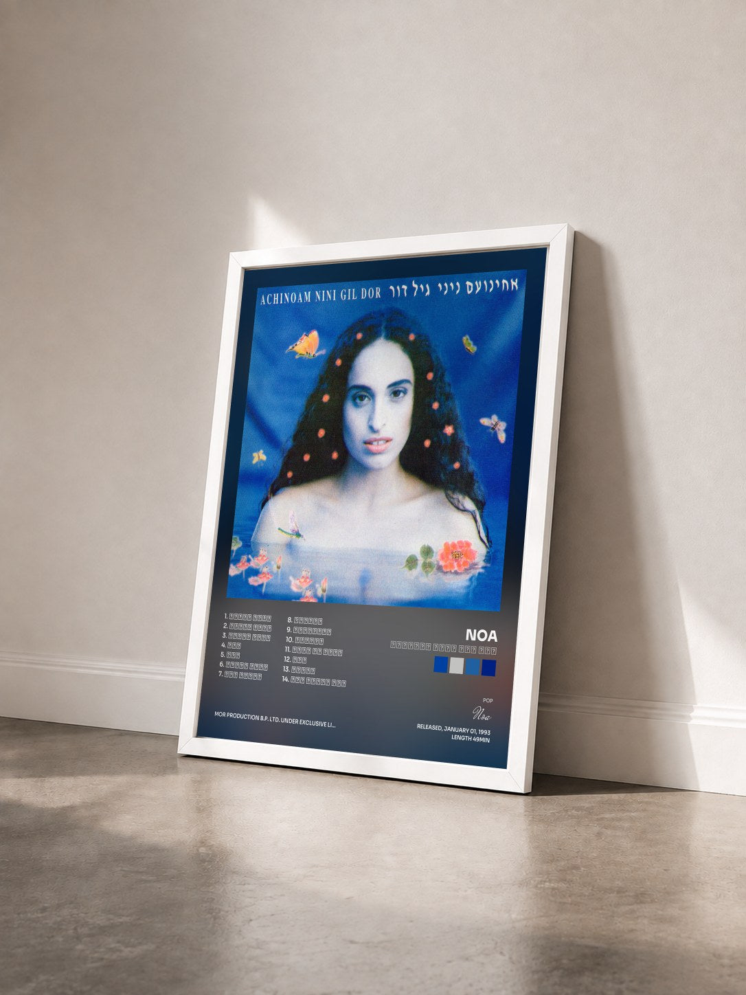#blanc Tableau de l'album אחינועם ניני גיל דור de Noa vu de trois quarts, cadre blanc
