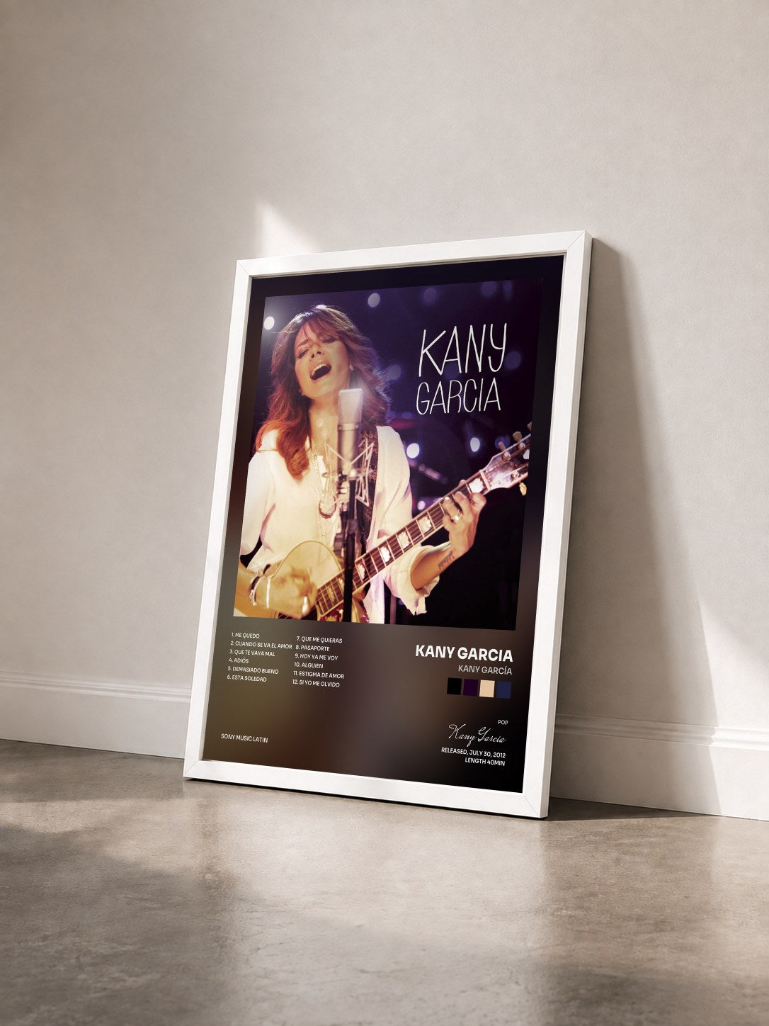 #blanc Tableau de l'album Kany García de Kany Garcia vu de trois quarts, cadre blanc