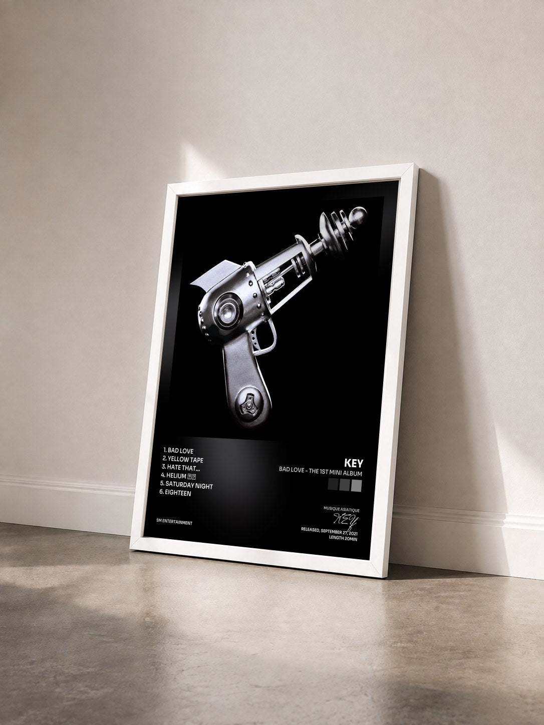 #blanc Tableau de l'album BAD LOVE - The 1st Mini Album de KEY vu de trois quarts, cadre blanc