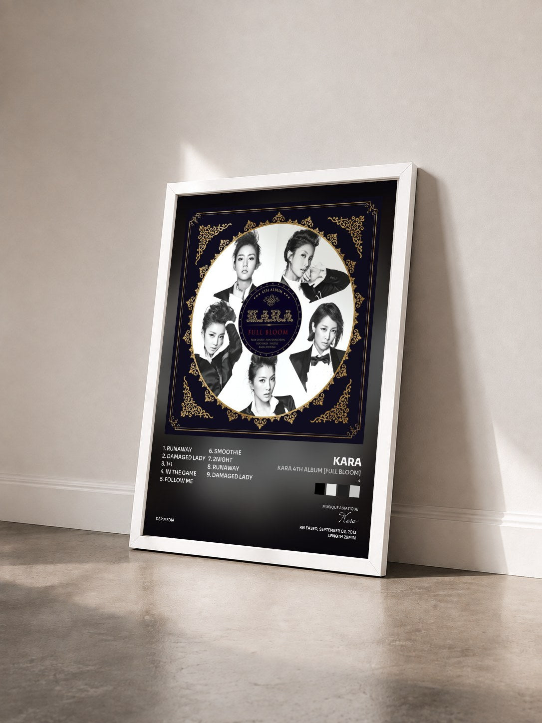#blanc Tableau de l'album KARA 4th Album [Full Bloom] (4) de Kara vu de trois quarts, cadre blanc
