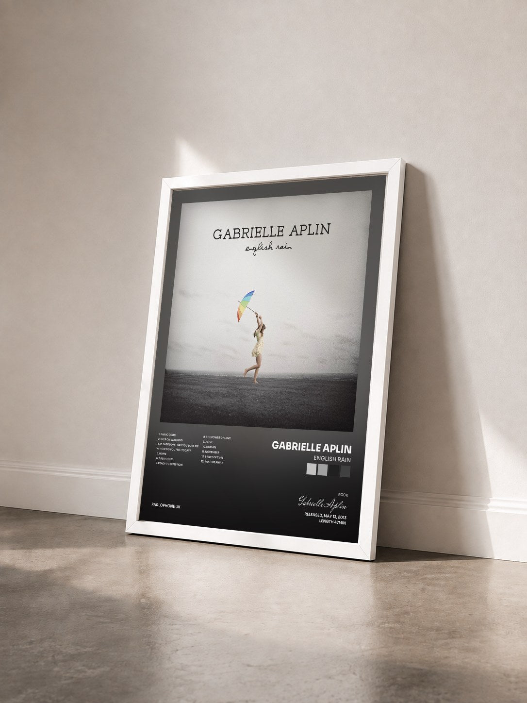 #blanc Tableau de l'album English Rain de Gabrielle Aplin vu de trois quarts, cadre blanc