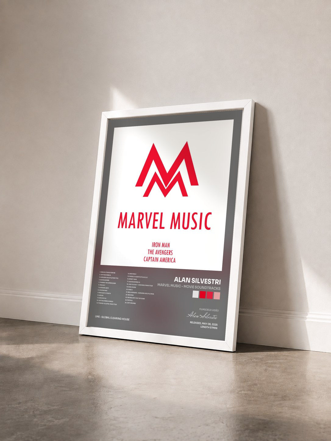 #blanc Tableau de l'album Marvel Music - Movie Soundtracks de Alan Silvestri vu de trois quarts, cadre blanc