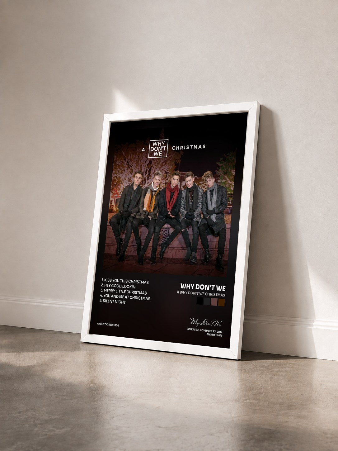 #blanc Tableau de l'album A Why Don't We Christmas de Why Don't We vu de trois quarts, cadre blanc