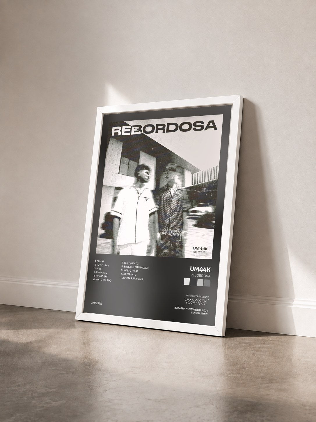 #blanc Tableau de l'album Rebordosa de UM44K vu de trois quarts, cadre blanc