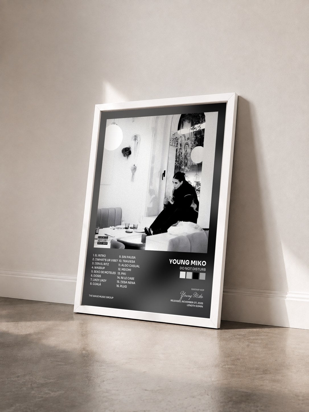 #blanc Tableau de l'album Do Not Disturb de Young Miko vu de trois quarts, cadre blanc