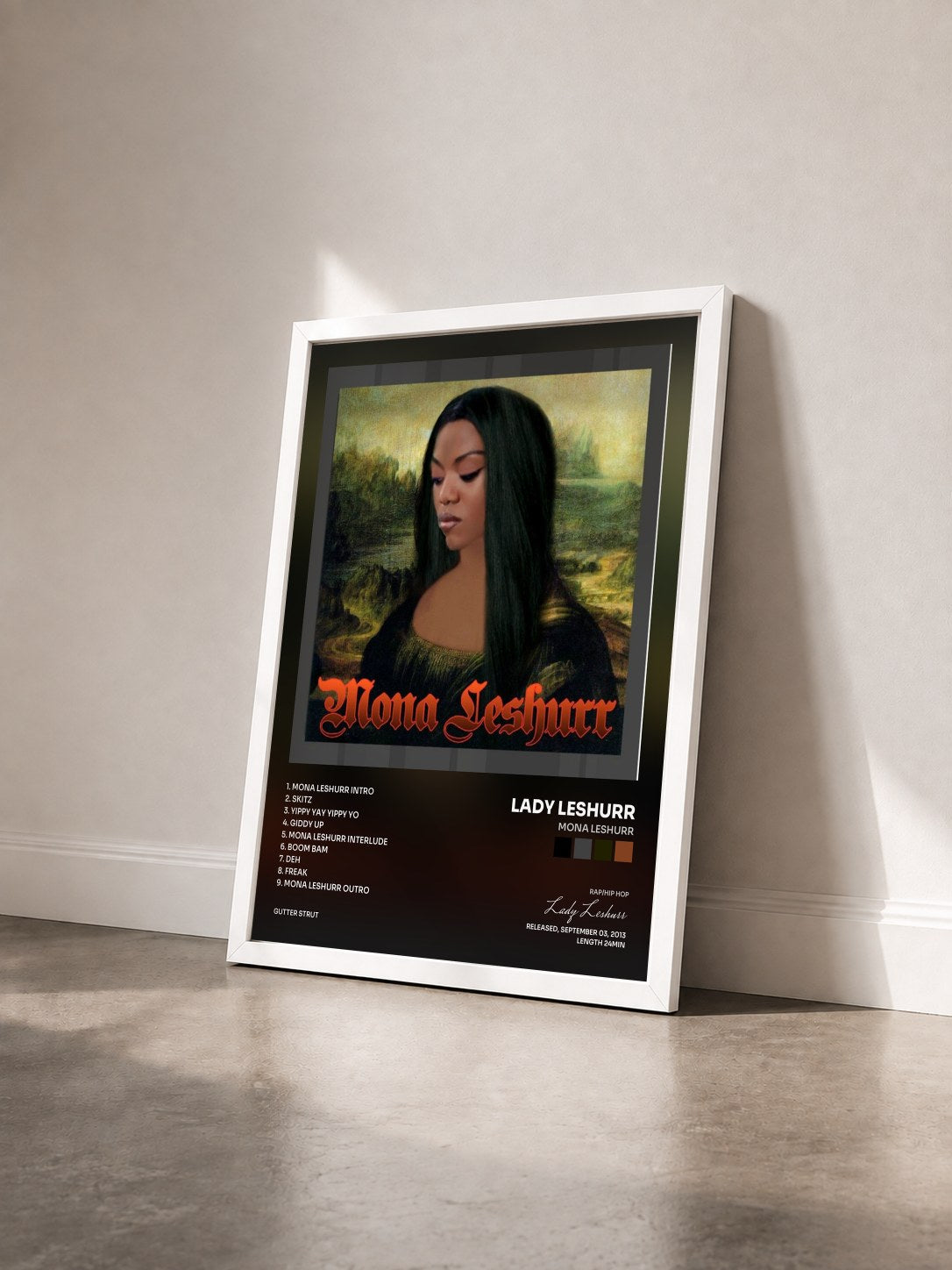 #blanc Tableau de l'album Mona Leshurr de Lady Leshurr vu de trois quarts, cadre blanc