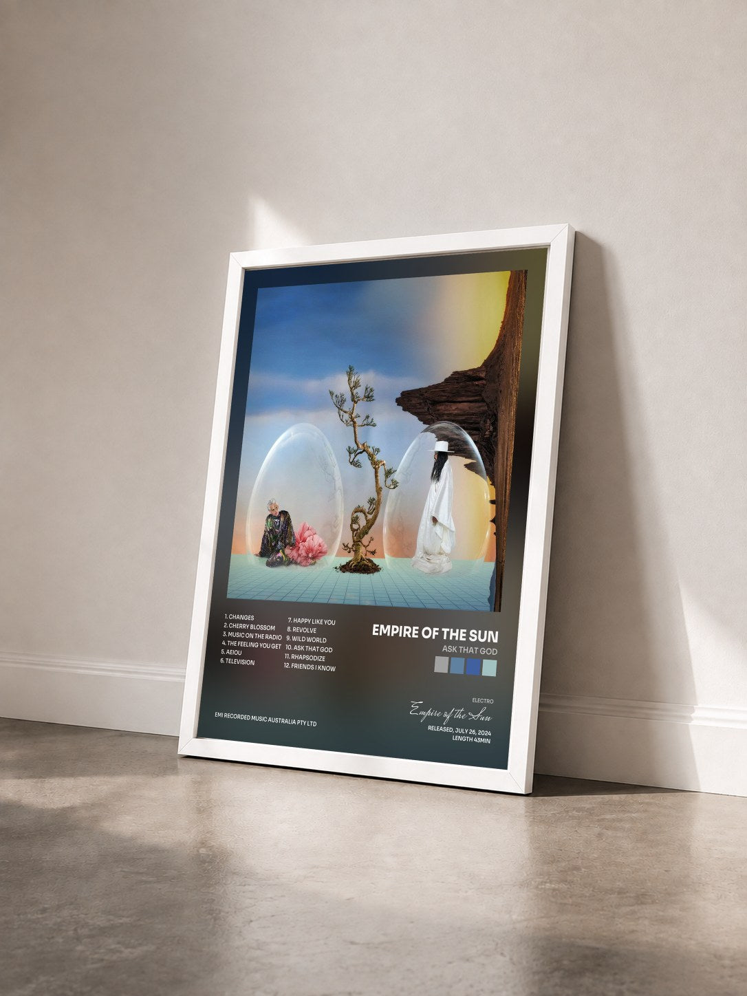 #blanc Tableau de l'album Ask That God de Empire of the Sun vu de trois quarts, cadre blanc