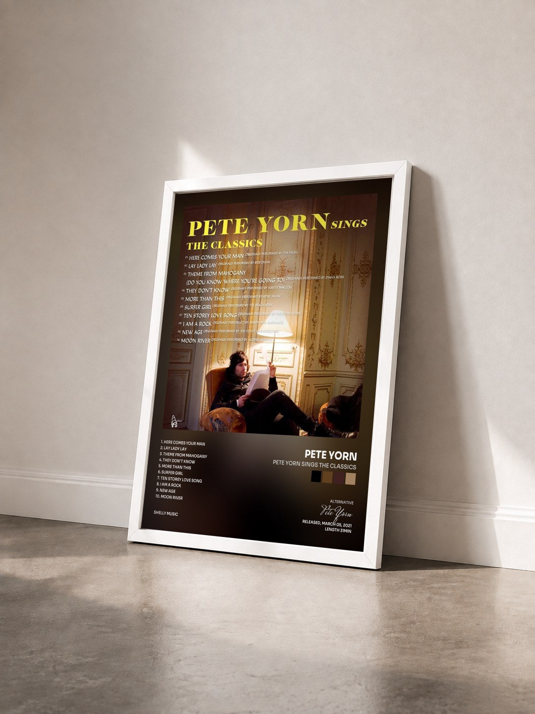 #blanc Tableau de l'album Pete Yorn Sings the Classics de Pete Yorn vu de trois quarts, cadre blanc