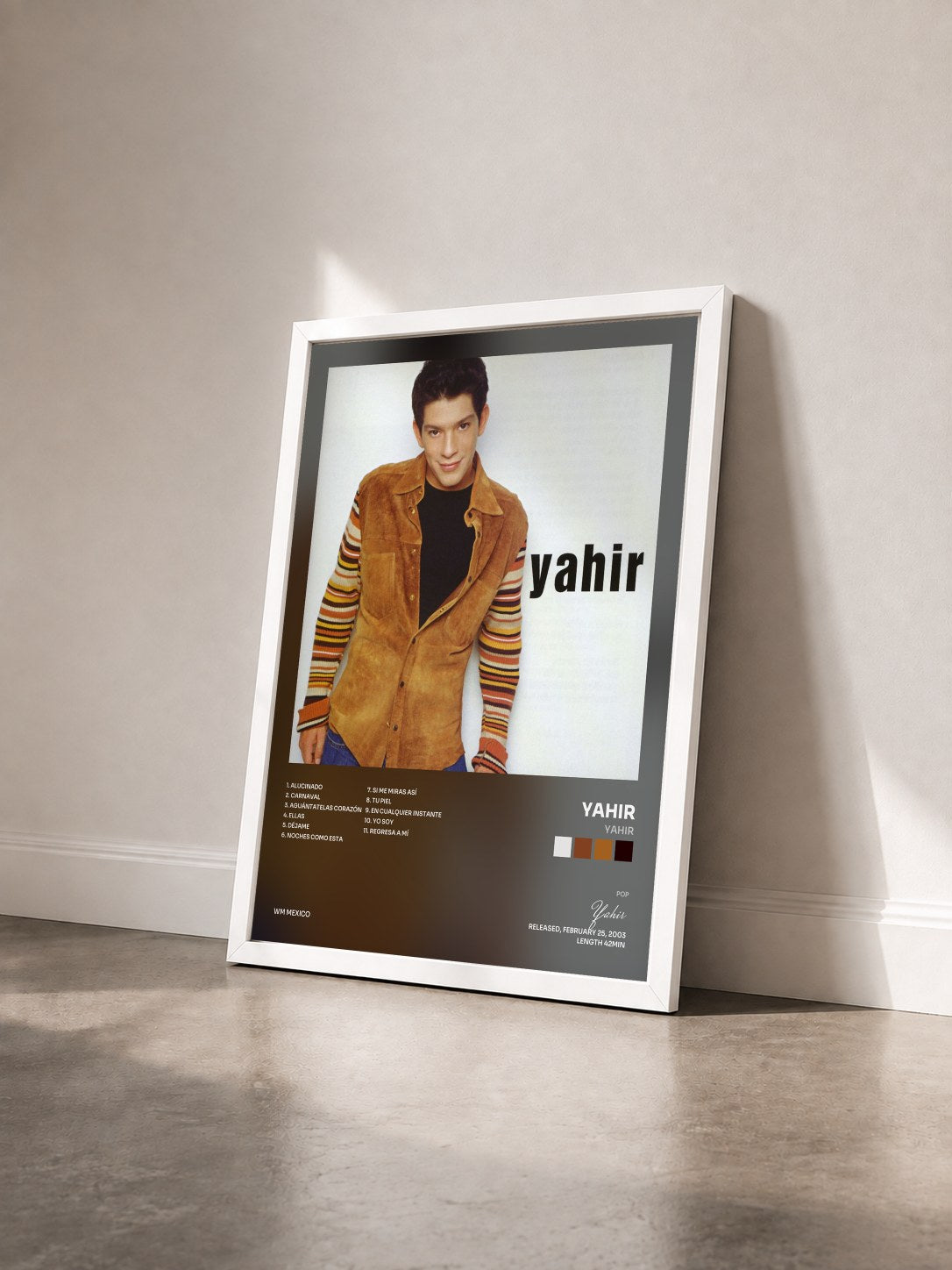 #blanc Tableau de l'album Yahir de Yahir vu de trois quarts, cadre blanc