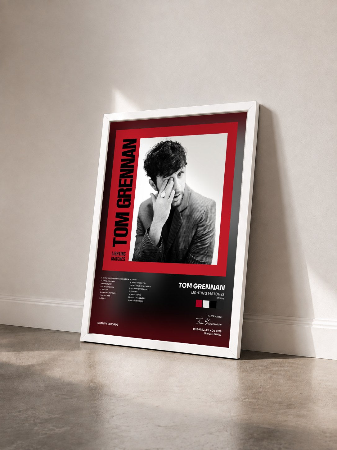 #blanc Tableau de l'album Lighting Matches (Deluxe) de Tom Grennan vu de trois quarts, cadre blanc