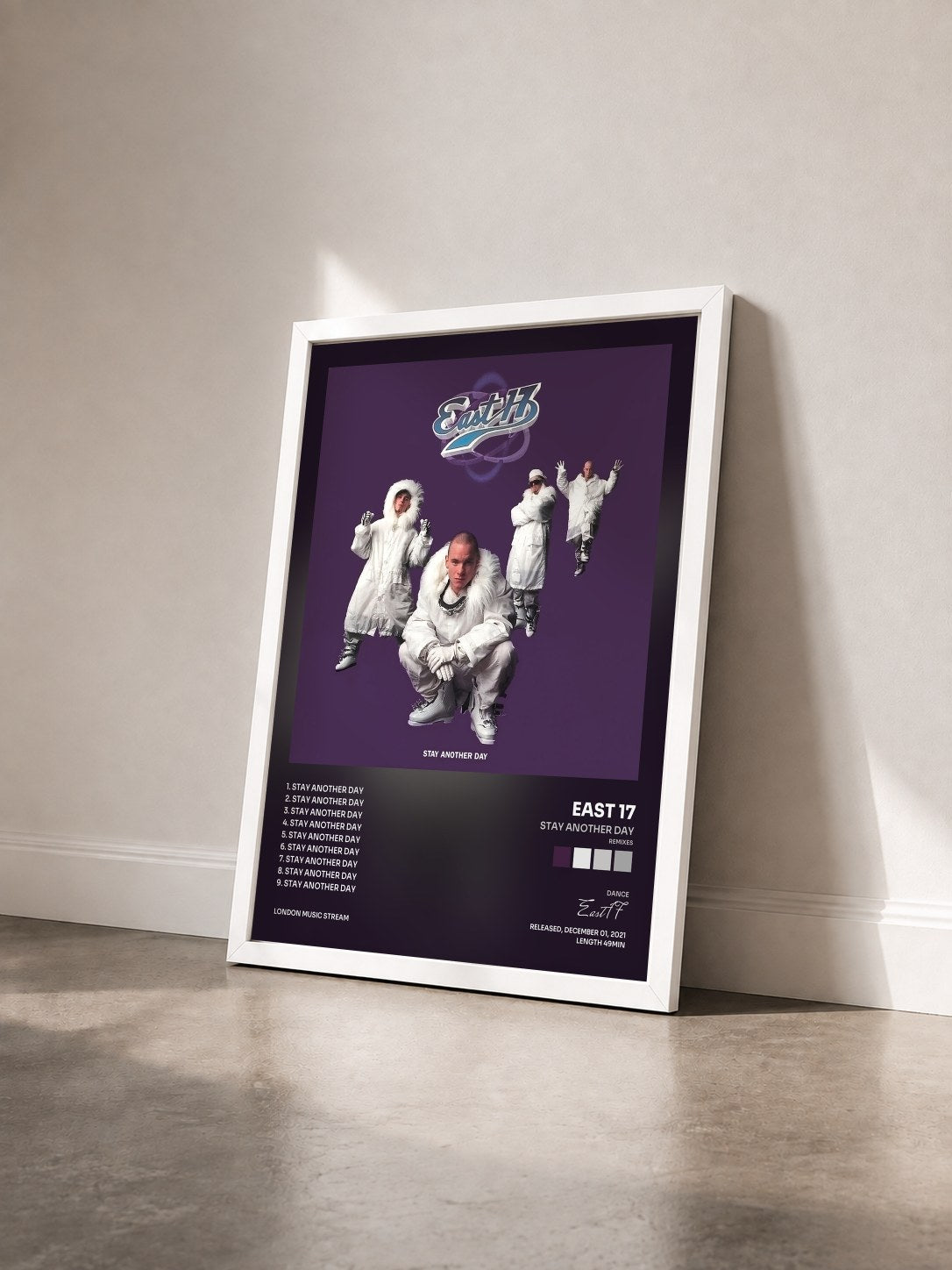 #blanc Tableau de l'album Stay Another Day (Remixes) de East 17 vu de trois quarts, cadre blanc