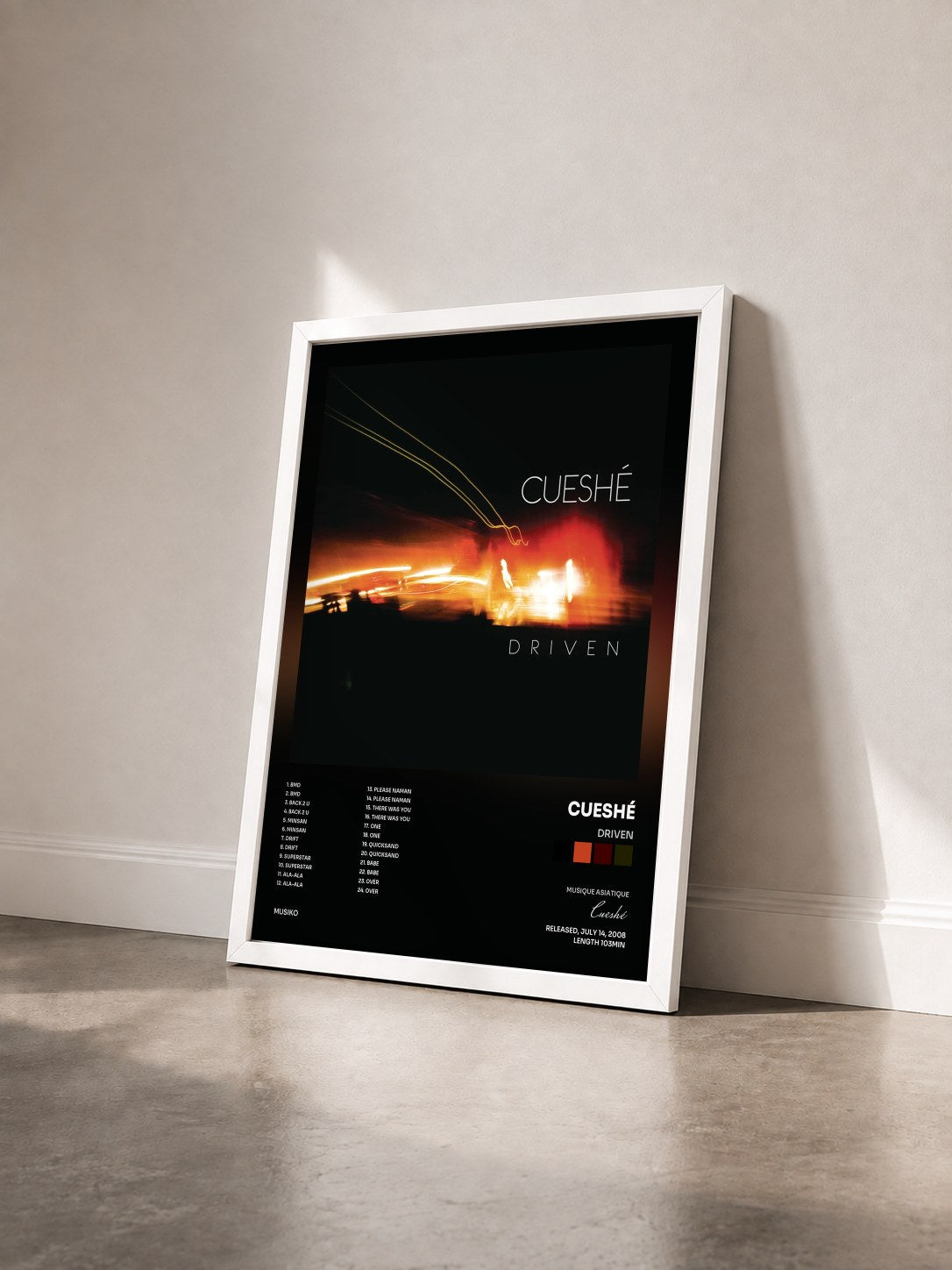 #blanc Tableau de l'album Driven de Cueshé vu de trois quarts, cadre blanc