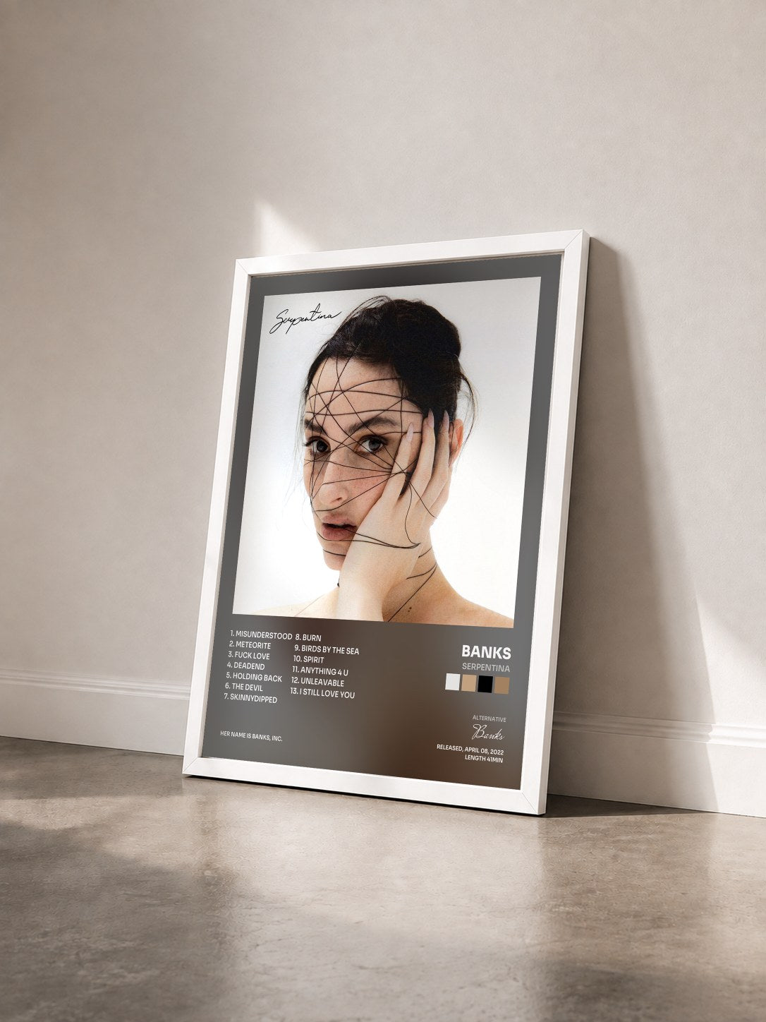#blanc Tableau de l'album Serpentina de Banks vu de trois quarts, cadre blanc