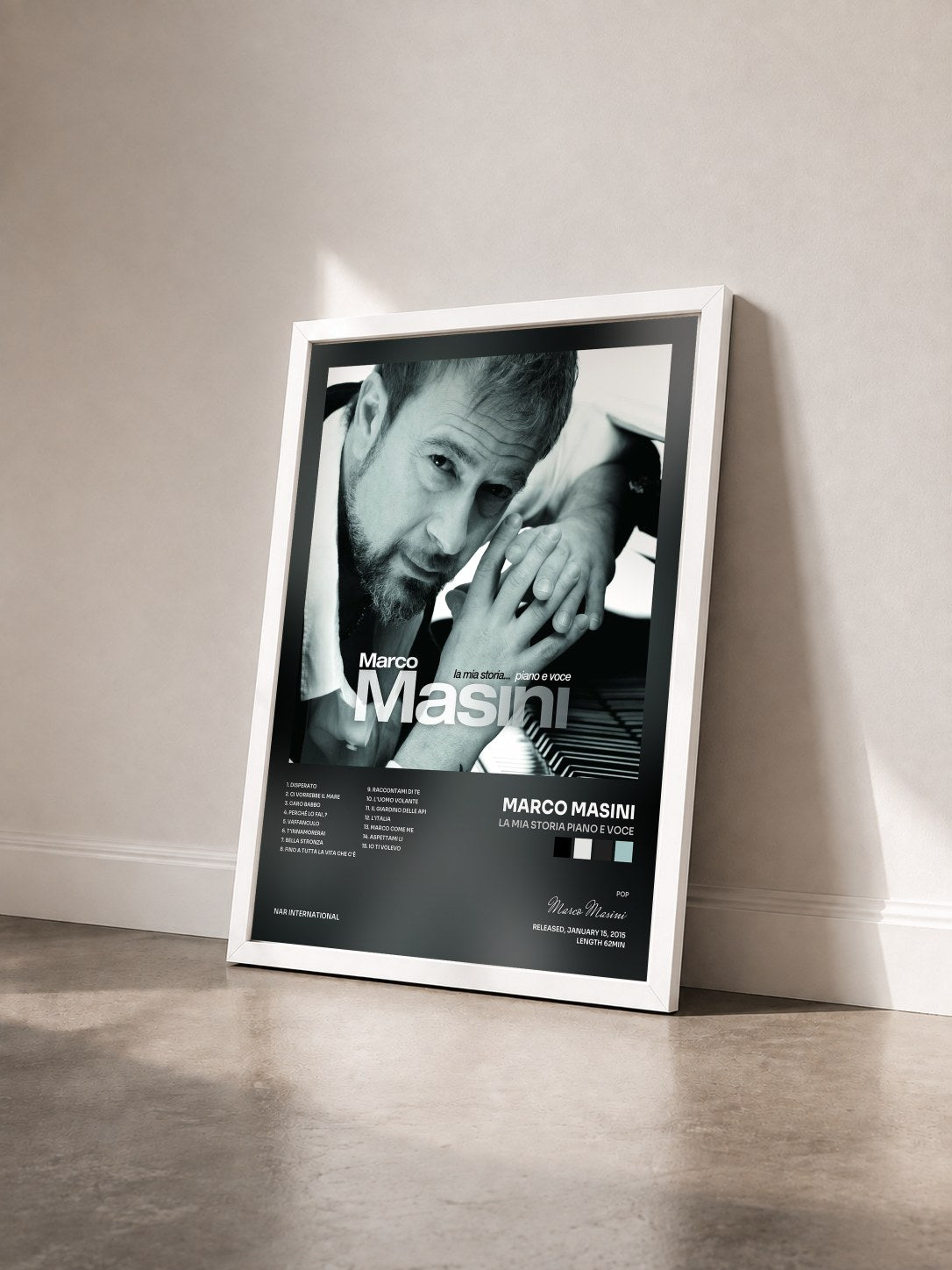 #blanc Tableau de l'album La mia storia piano e voce de Marco Masini vu de trois quarts, cadre blanc