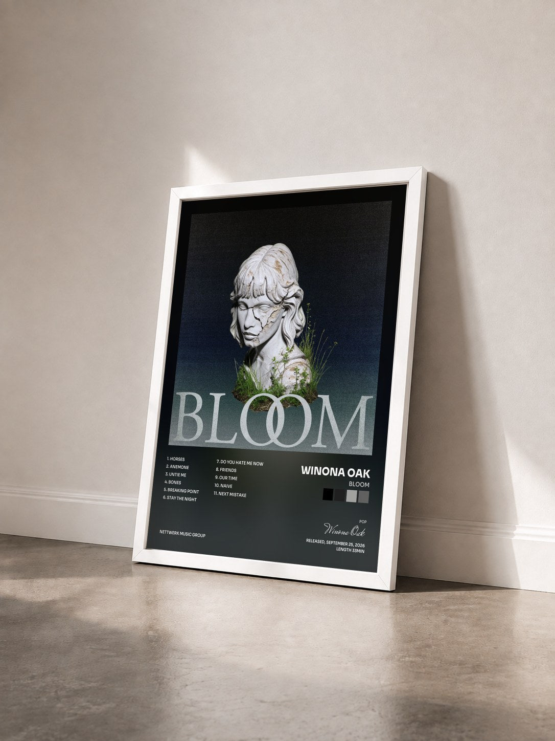 #blanc Tableau de l'album Bloom de Winona Oak vu de trois quarts, cadre blanc
