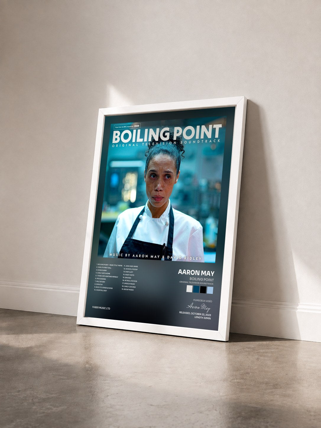 #blanc Tableau de l'album Boiling Point (Original Television Soundtrack) de Aaron May vu de trois quarts, cadre blanc
