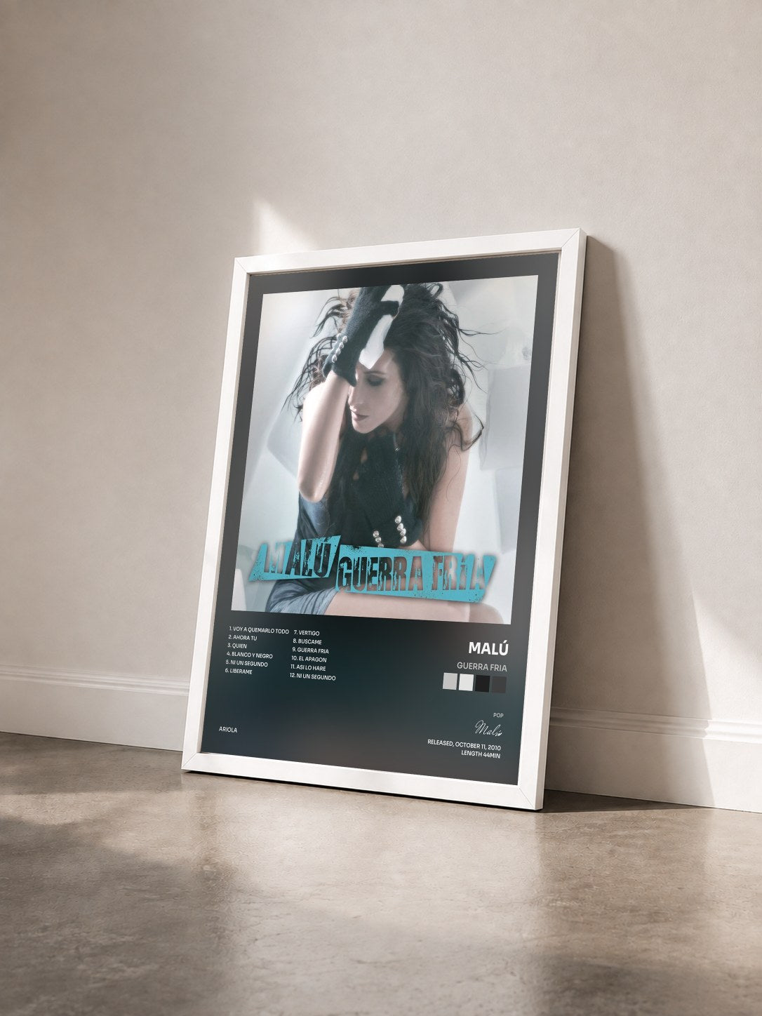 #blanc Tableau de l'album Guerra Fria de Malú vu de trois quarts, cadre blanc