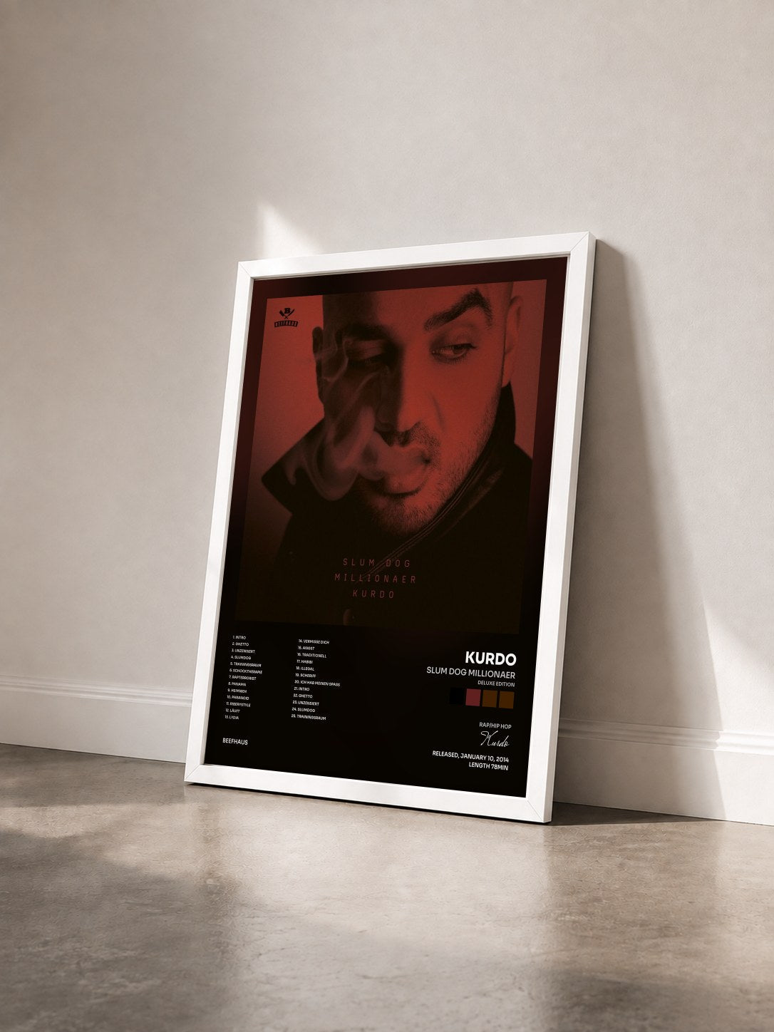 #blanc Tableau de l'album Slum Dog Millionaer (Deluxe Edition) de Kurdo vu de trois quarts, cadre blanc