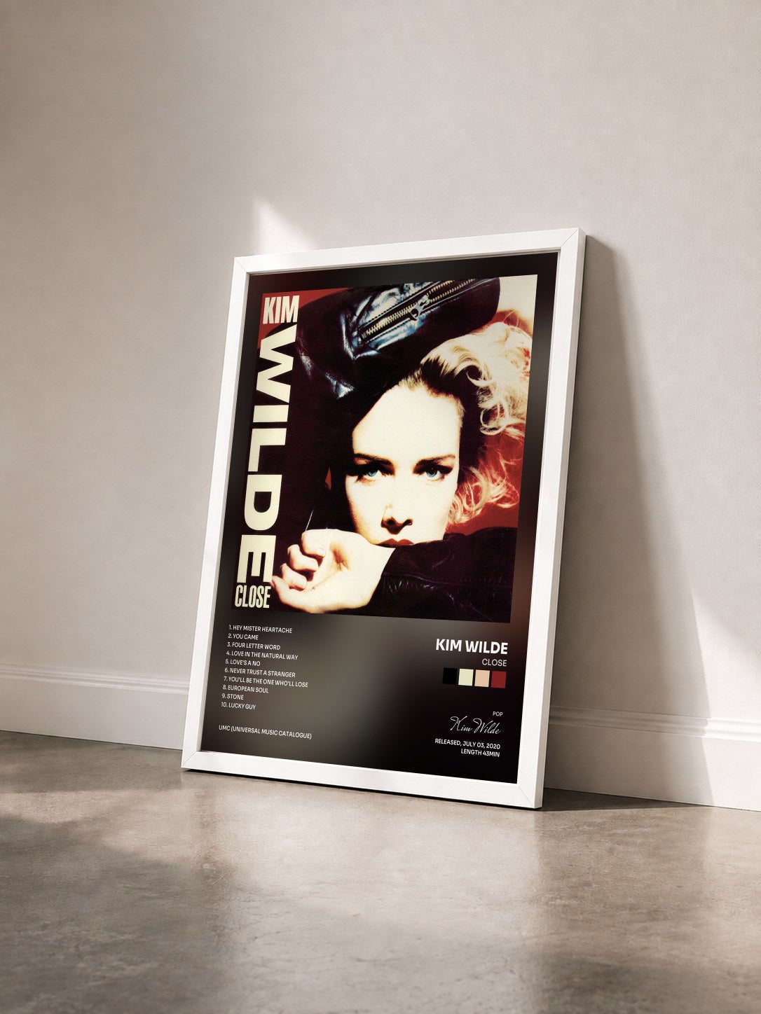 #blanc Tableau de l'album Close de Kim Wilde vu de trois quarts, cadre blanc