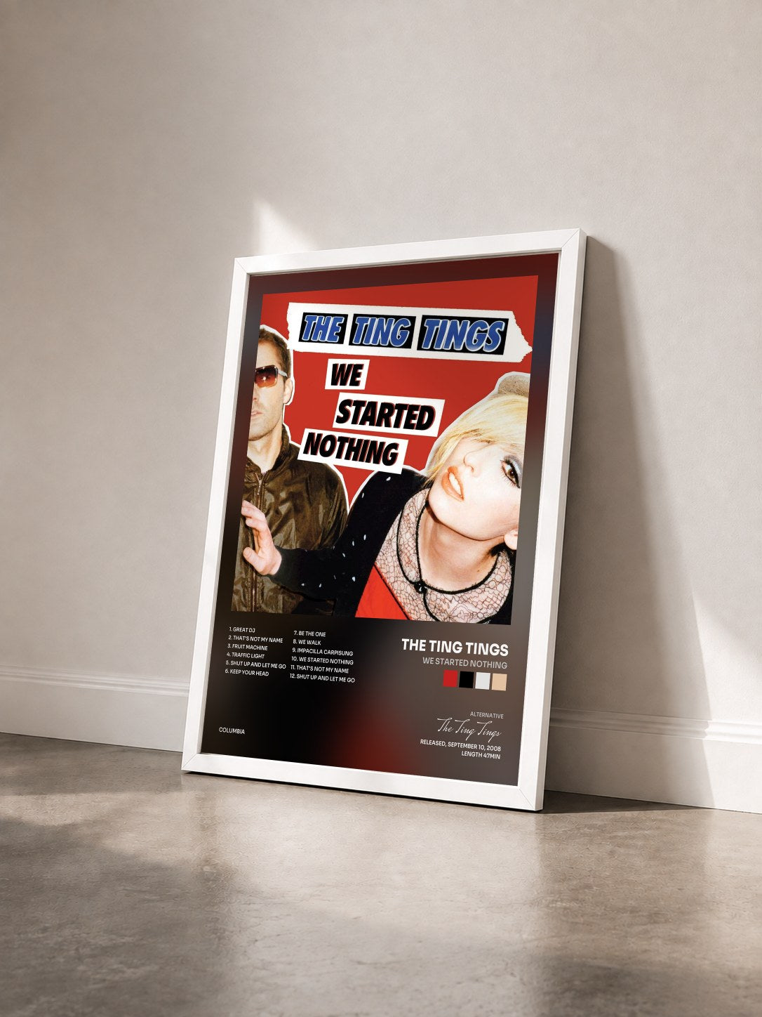 #blanc Tableau de l'album We Started Nothing de The Ting Tings vu de trois quarts, cadre blanc