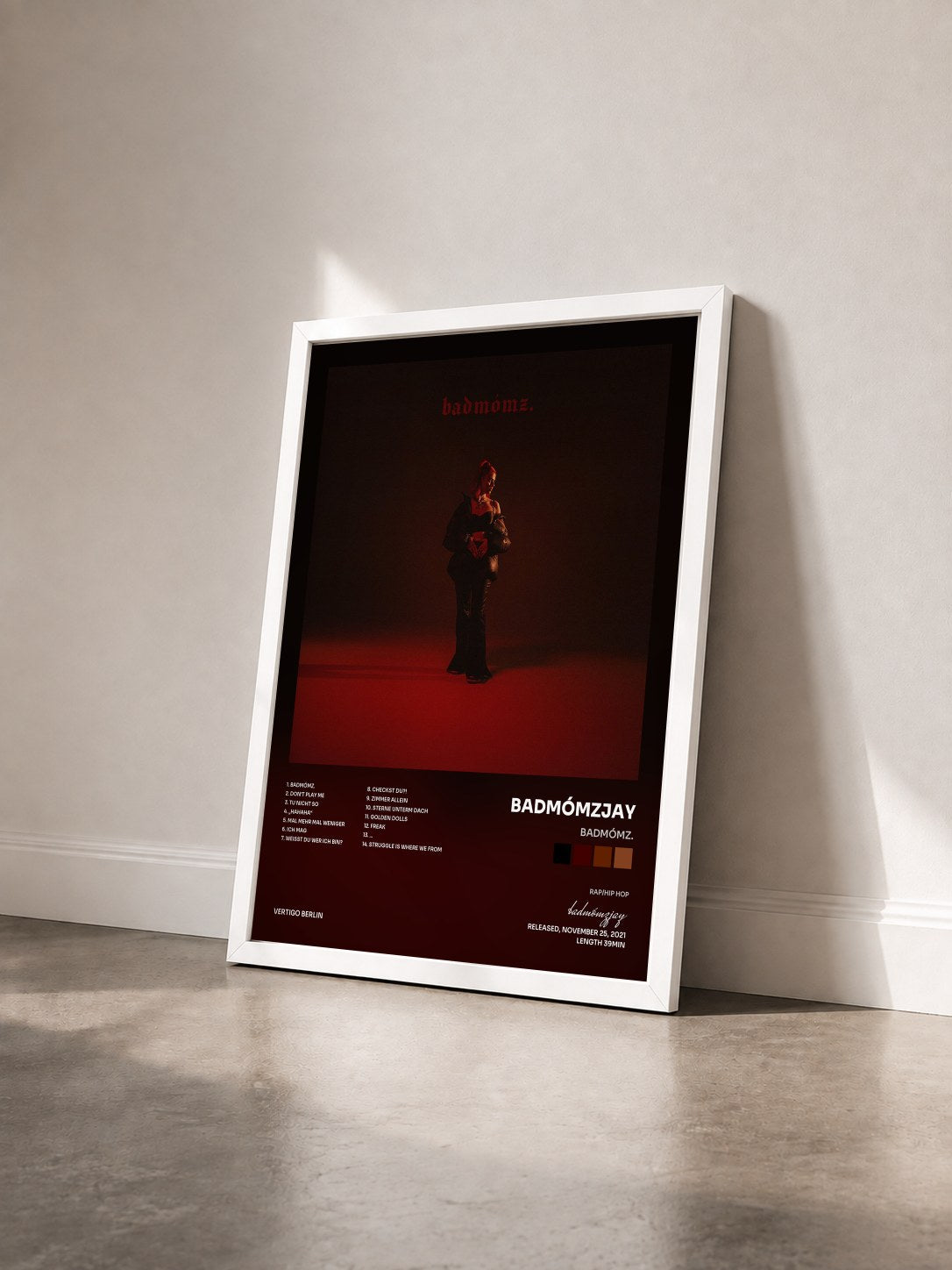 #blanc Tableau de l'album badmómz. de badmómzjay vu de trois quarts, cadre blanc