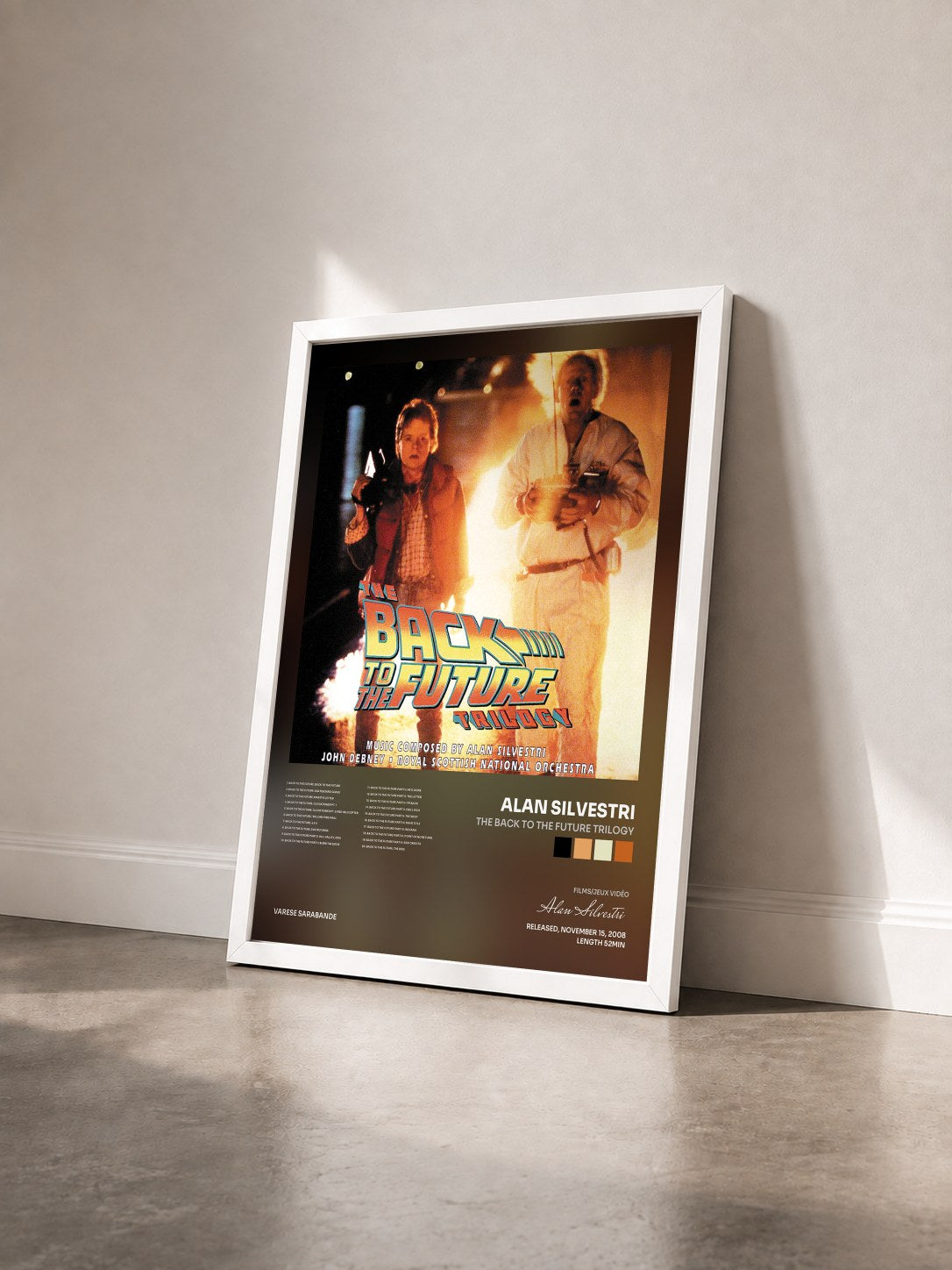 #blanc Tableau de l'album The Back To The Future Trilogy de Alan Silvestri vu de trois quarts, cadre blanc