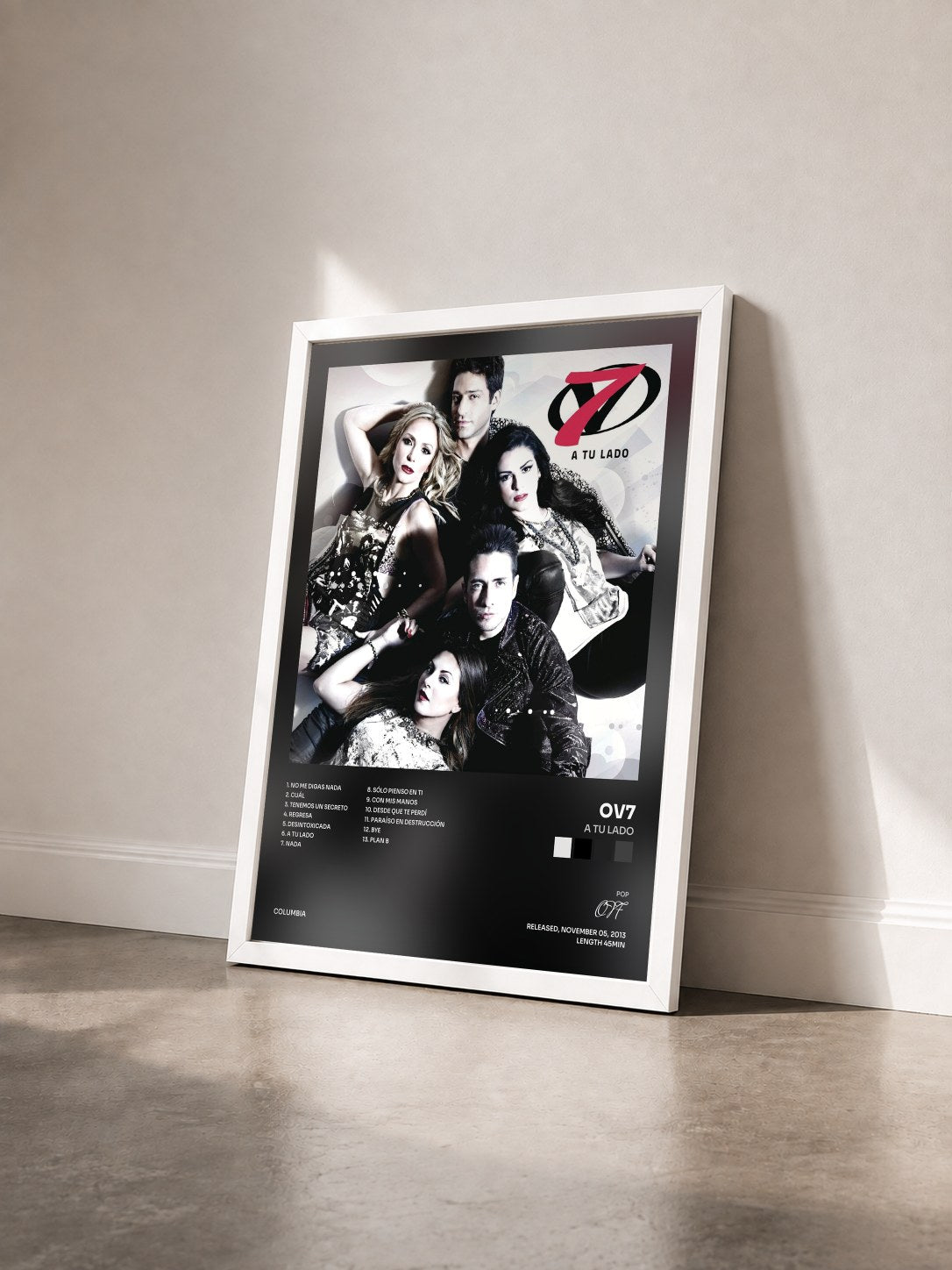 #blanc Tableau de l'album A Tu Lado de OV7 vu de trois quarts, cadre blanc