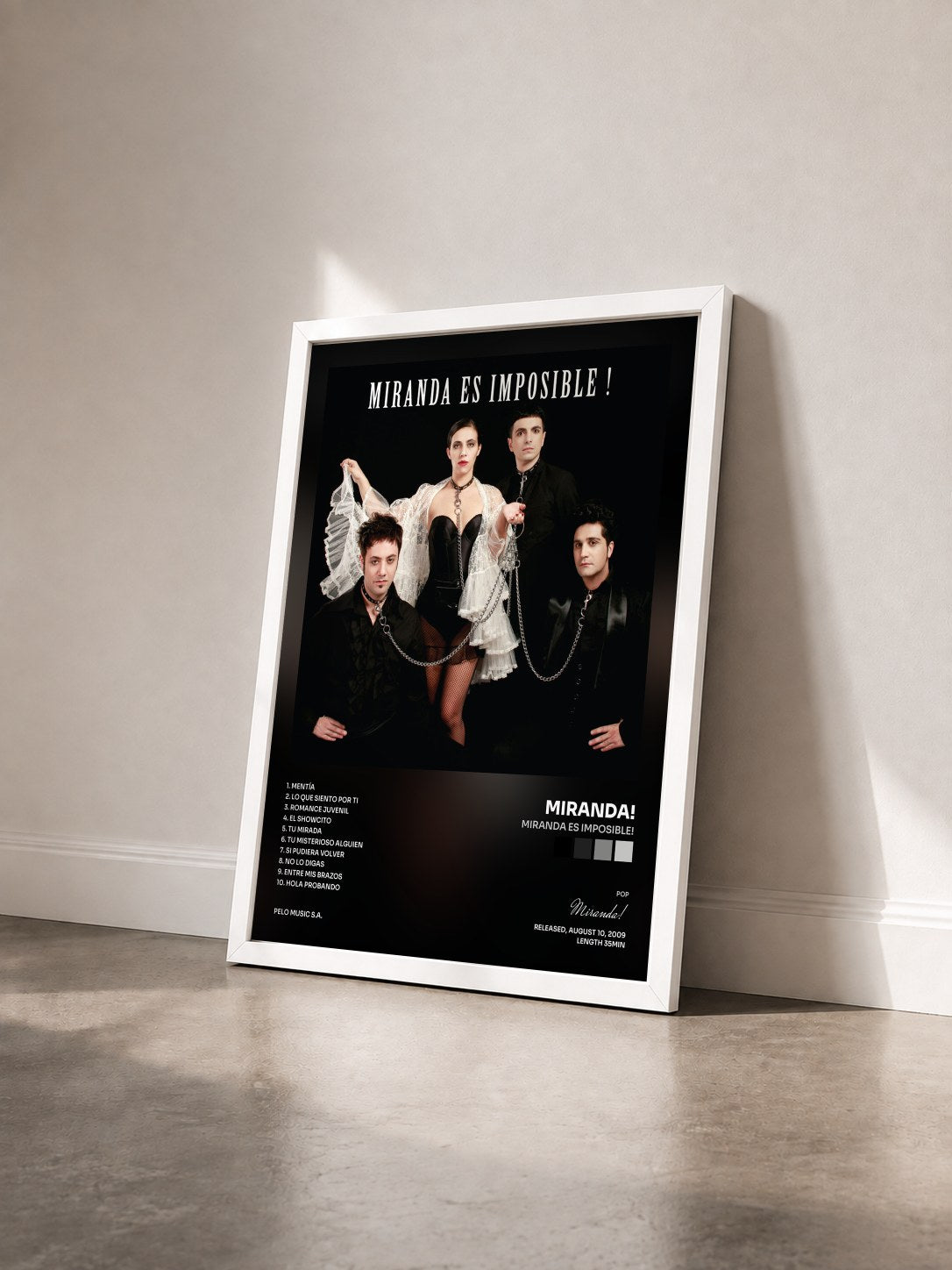 #blanc Tableau de l'album Miranda Es Imposible! de Miranda! vu de trois quarts, cadre blanc