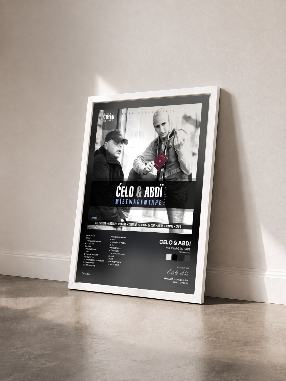 #blanc Tableau de l'album Mietwagentape (Remastered) de Celo & Abdi vu de trois quarts, cadre blanc
