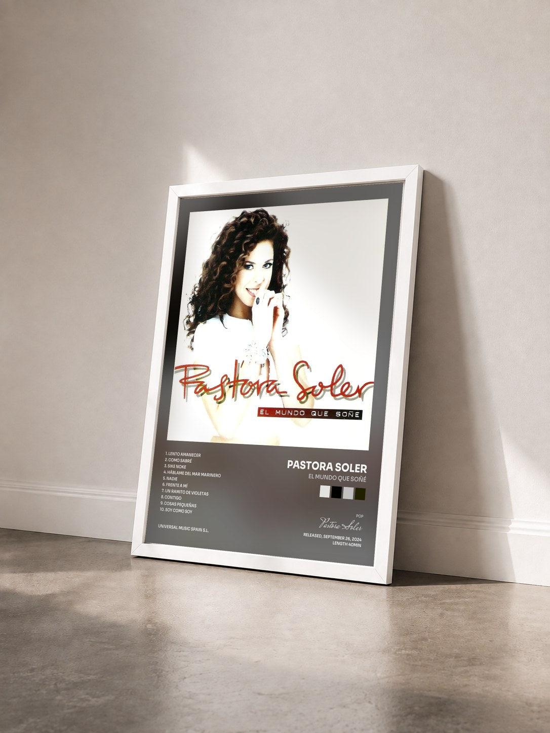 #blanc Tableau de l'album El Mundo Que Soñé de Pastora Soler vu de trois quarts, cadre blanc