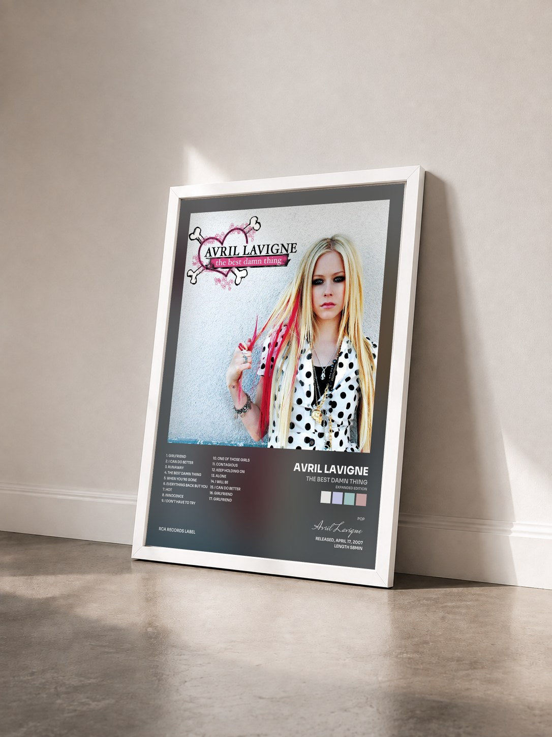 #blanc Tableau de l'album The Best Damn Thing (Expanded Edition) de Avril Lavigne vu de trois quarts, cadre blanc