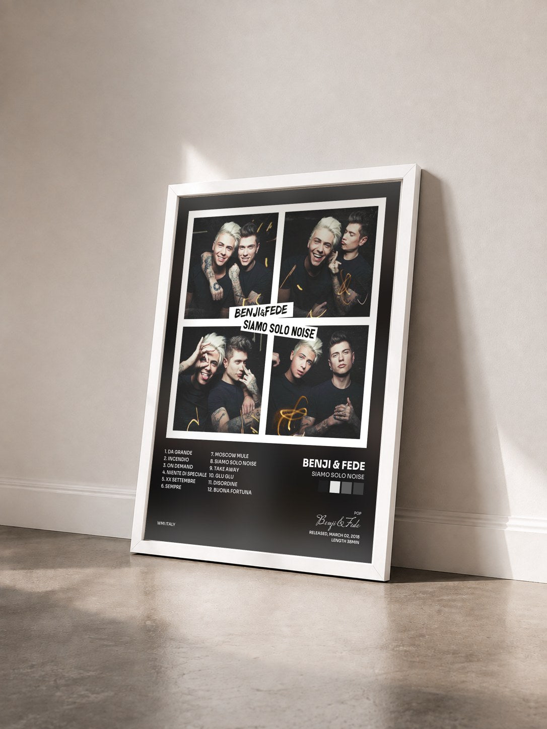 #blanc Tableau de l'album Siamo solo noise de Benji & Fede vu de trois quarts, cadre blanc