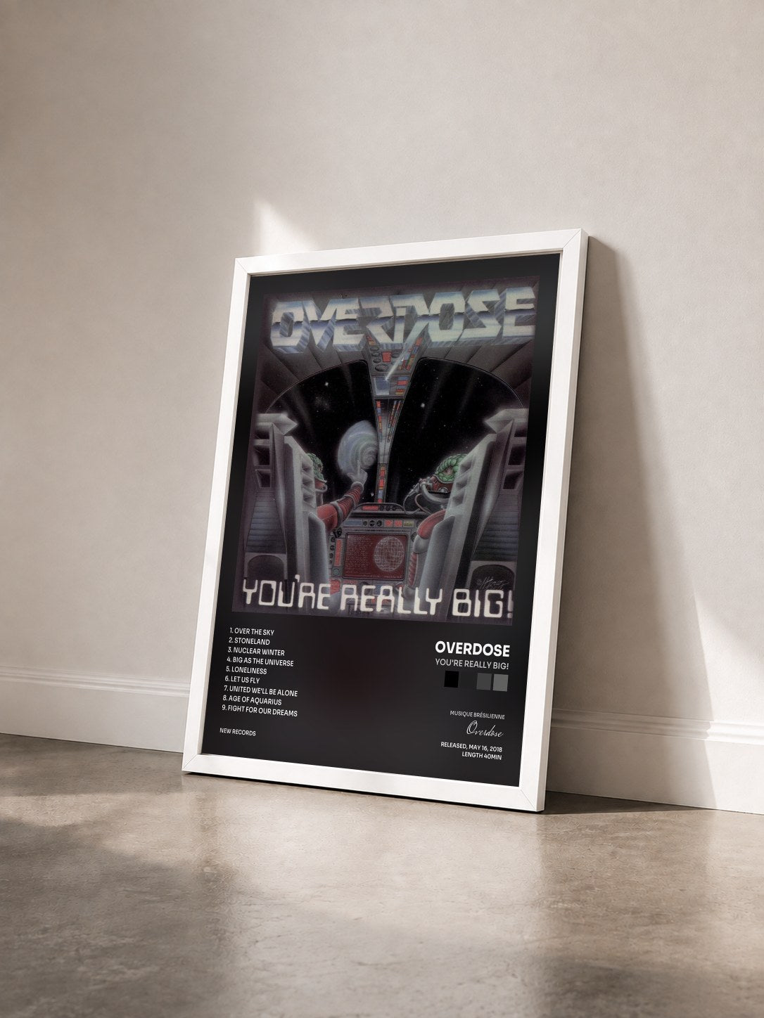 #blanc Tableau de l'album You're Really Big! de Overdose vu de trois quarts, cadre blanc