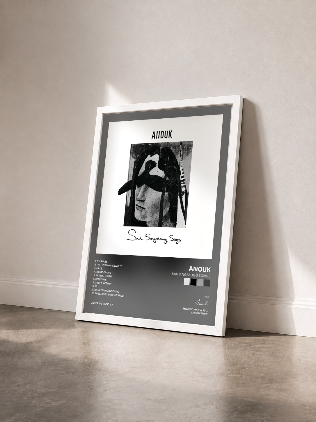 #blanc Tableau de l'album Sad Singalong Songs de Anouk vu de trois quarts, cadre blanc