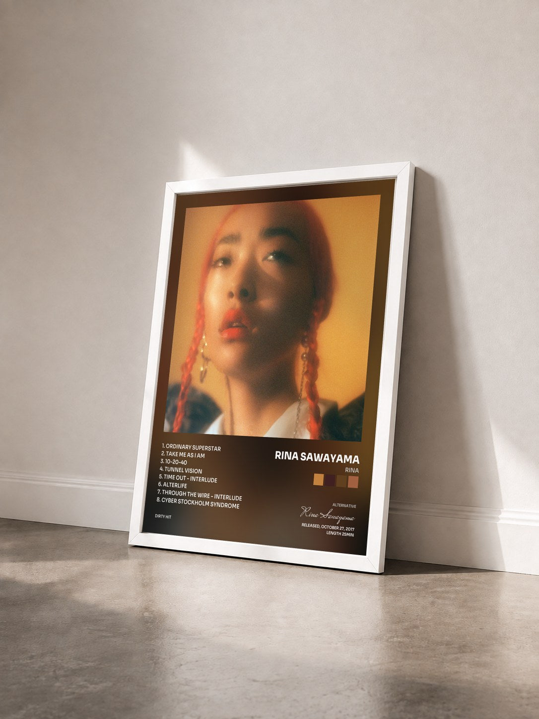 #blanc Tableau de l'album RINA de Rina Sawayama vu de trois quarts, cadre blanc