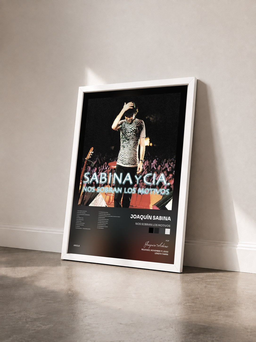 #blanc Tableau de l'album Nos Sobran Los Motivos de Joaquín Sabina vu de trois quarts, cadre blanc