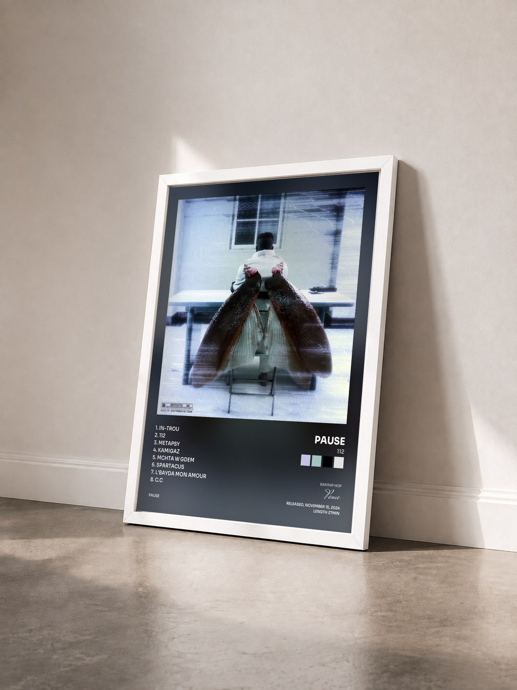 #blanc Tableau de l'album 112 de Pause vu de trois quarts, cadre blanc