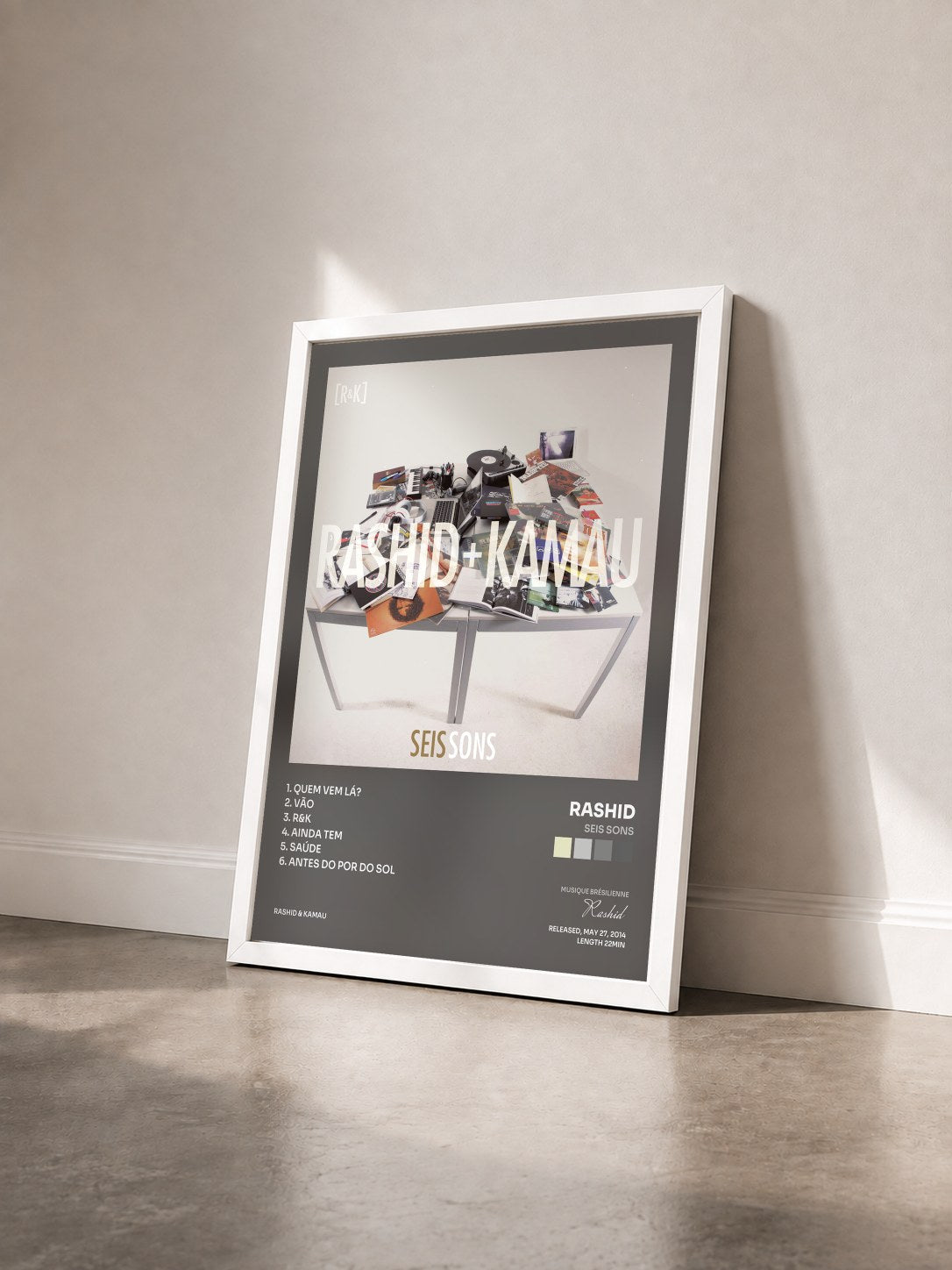 #blanc Tableau de l'album Seis Sons de Rashid vu de trois quarts, cadre blanc