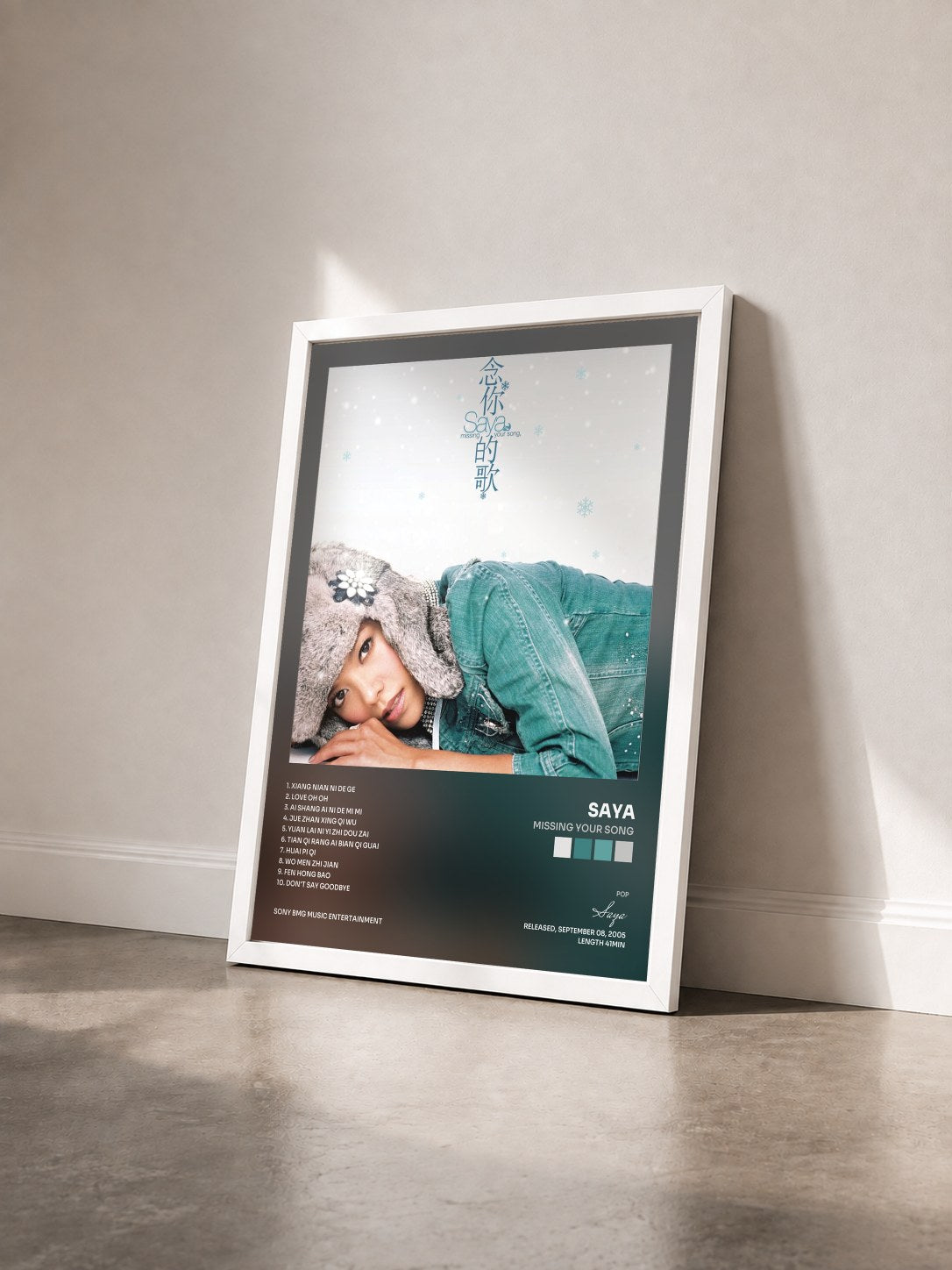 #blanc Tableau de l'album Missing Your Song de Saya vu de trois quarts, cadre blanc