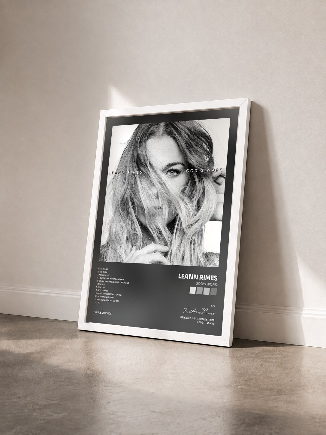 #blanc Tableau de l'album god's work de LeAnn Rimes vu de trois quarts, cadre blanc