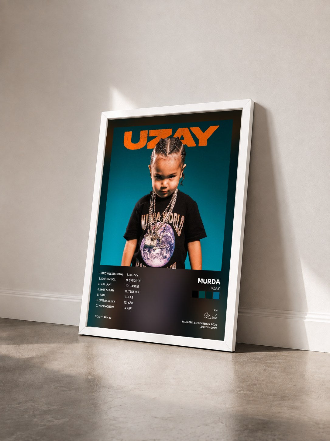 #blanc Tableau de l'album UZAY de Murda vu de trois quarts, cadre blanc