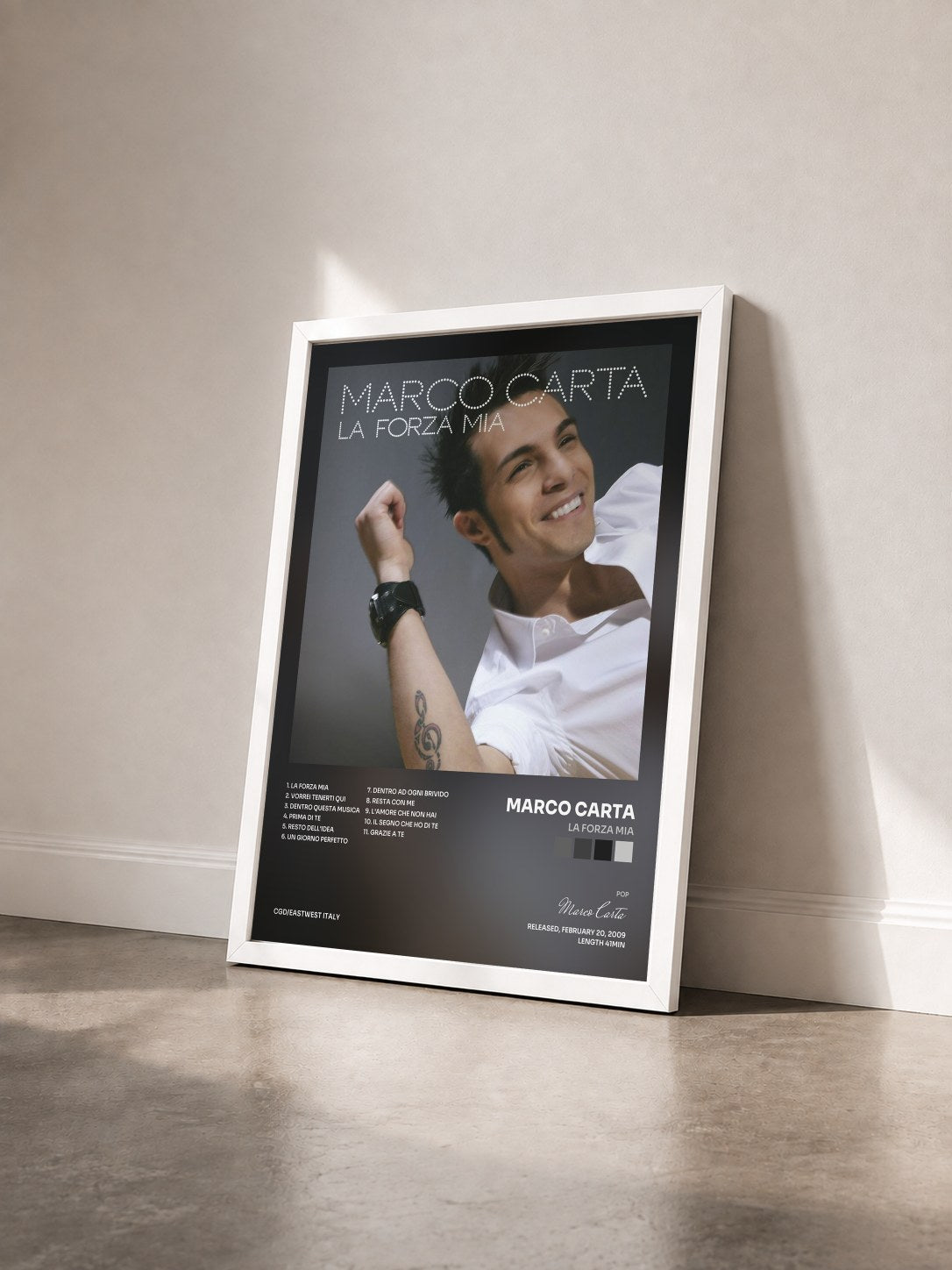 #blanc Tableau de l'album La forza mia de Marco Carta vu de trois quarts, cadre blanc
