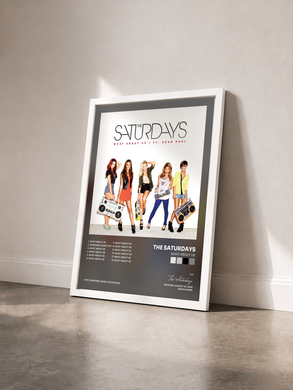 #blanc Tableau de l'album What About Us de The Saturdays vu de trois quarts, cadre blanc