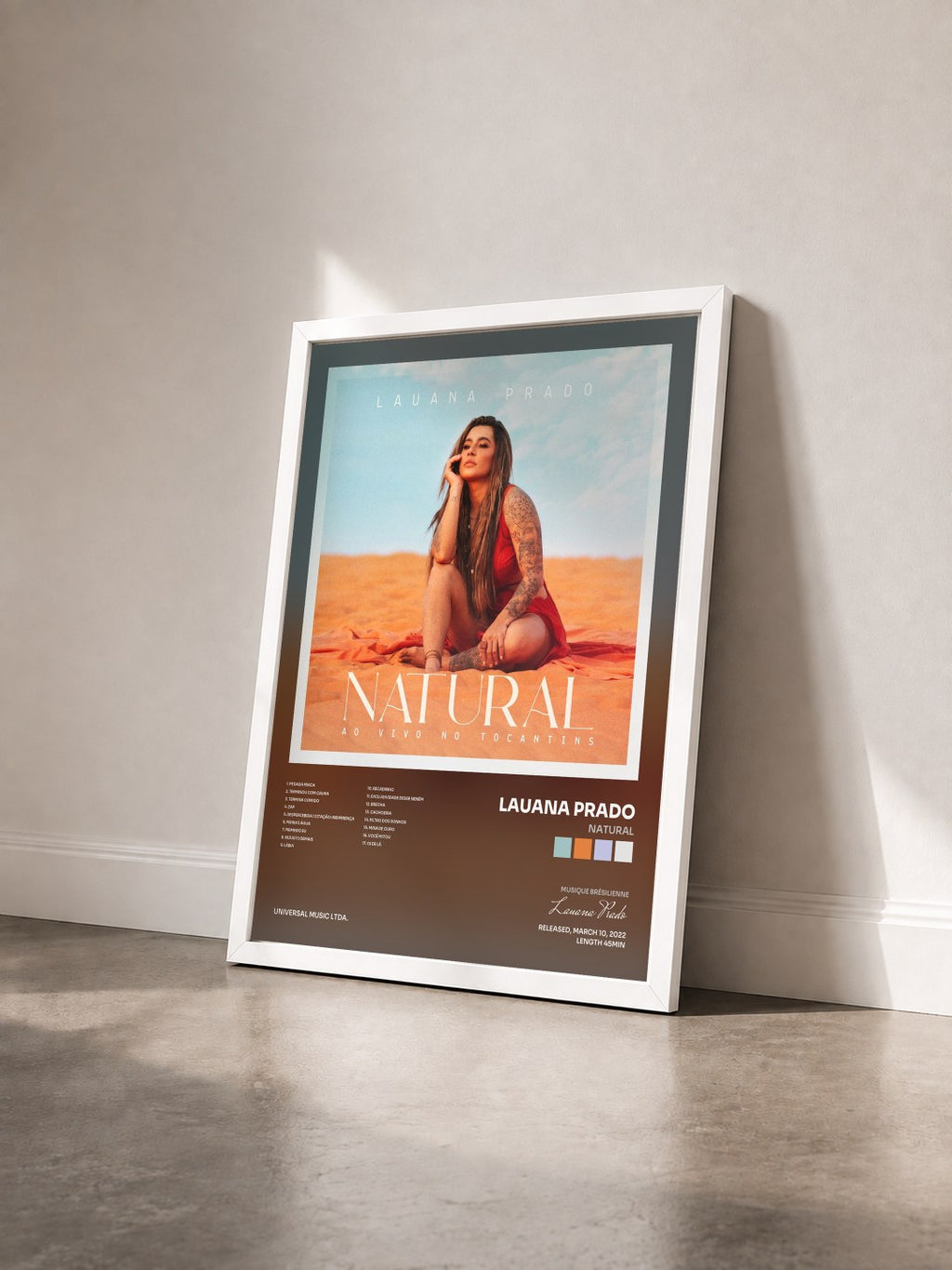 #blanc Tableau de l'album Natural de Lauana Prado vu de trois quarts, cadre blanc