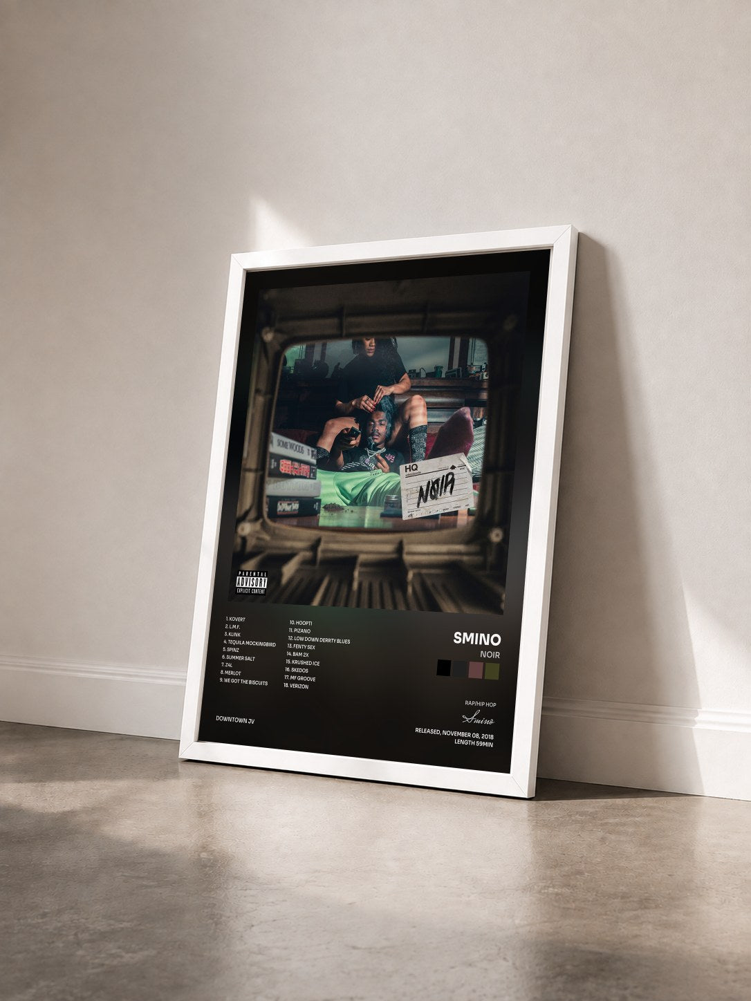 #blanc Tableau de l'album NOIR de Smino vu de trois quarts, cadre blanc