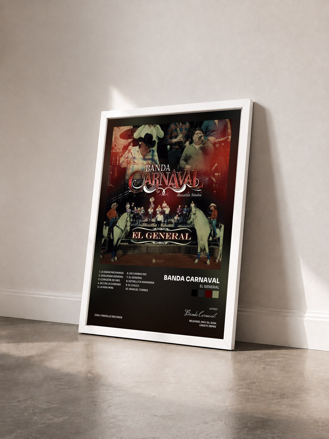 #blanc Tableau de l'album El General de Banda Carnaval vu de trois quarts, cadre blanc