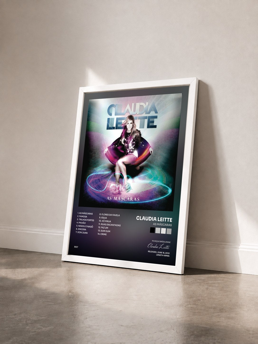 #blanc Tableau de l'album As Máscaras de Claudia Leitte vu de trois quarts, cadre blanc