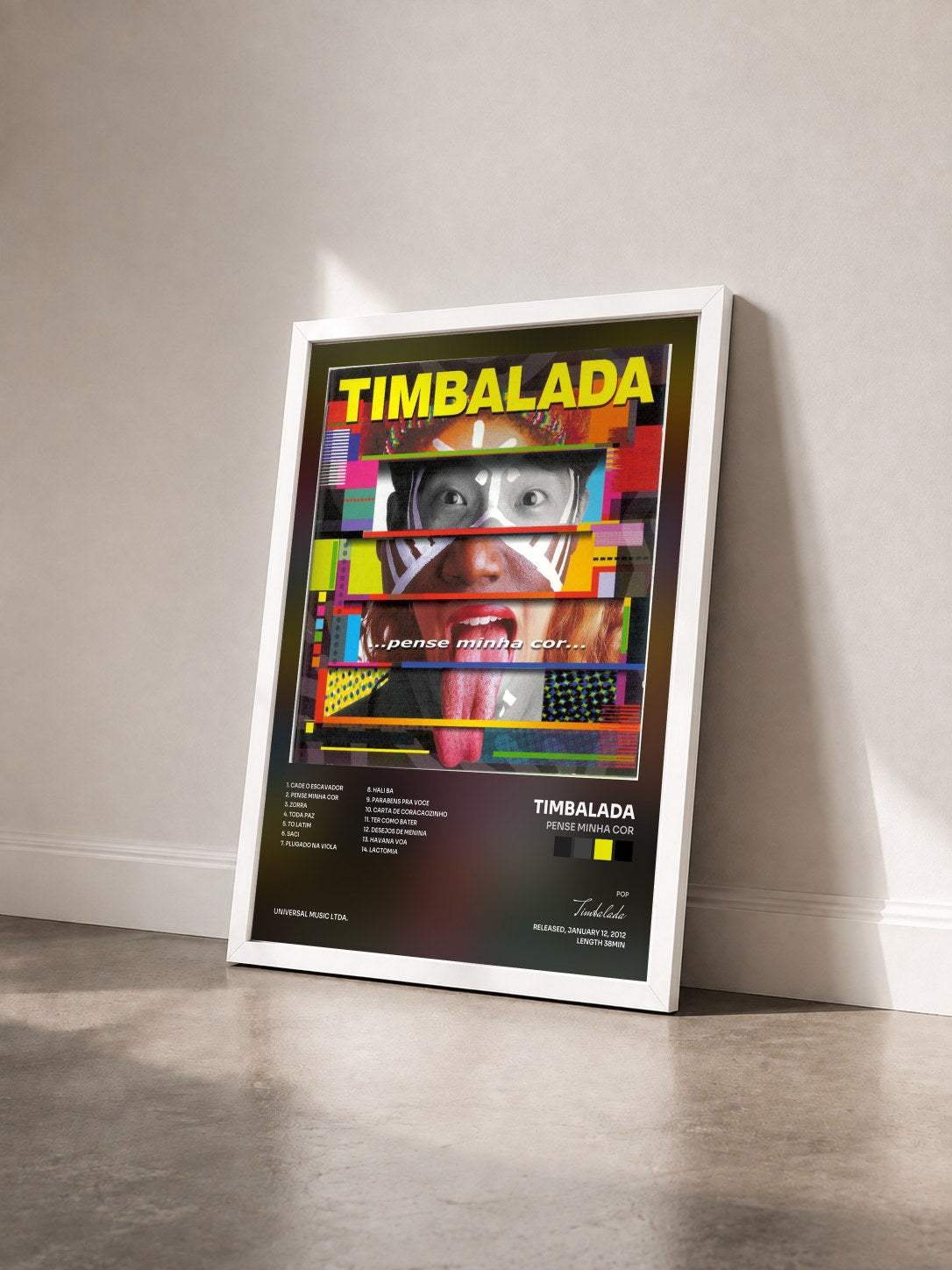 #blanc Tableau de l'album Pense Minha Cor de Timbalada vu de trois quarts, cadre blanc