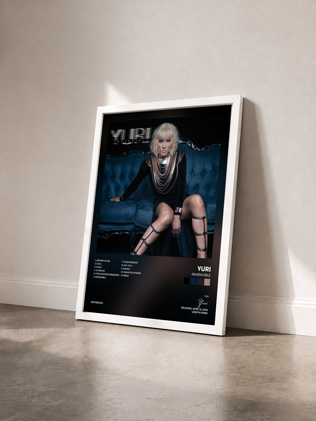 #blanc Tableau de l'album Invencible de Yuri vu de trois quarts, cadre blanc
