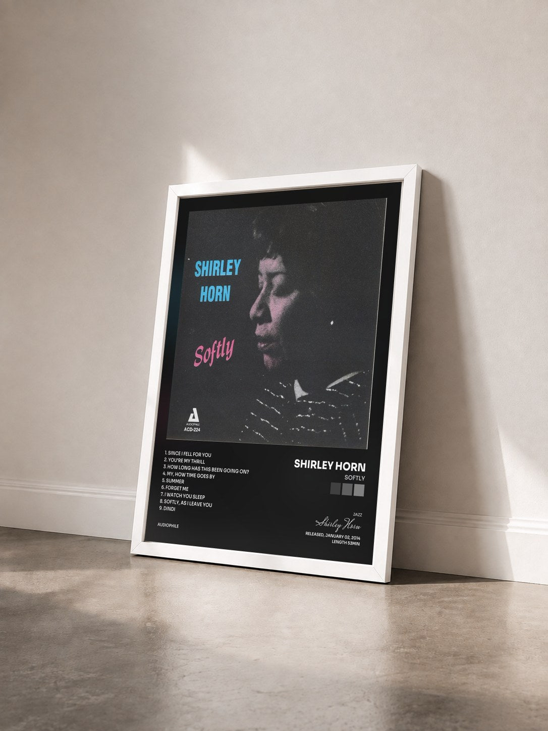 #blanc Tableau de l'album Softly de Shirley Horn vu de trois quarts, cadre blanc